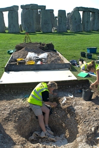 ulian Richards in 2008, excavating a previously unsuspected cremation burial close to the edge of Aubrey Hole 7. Carbon dating suggests this burial was almost certainly made before the main ditch circuit was dug