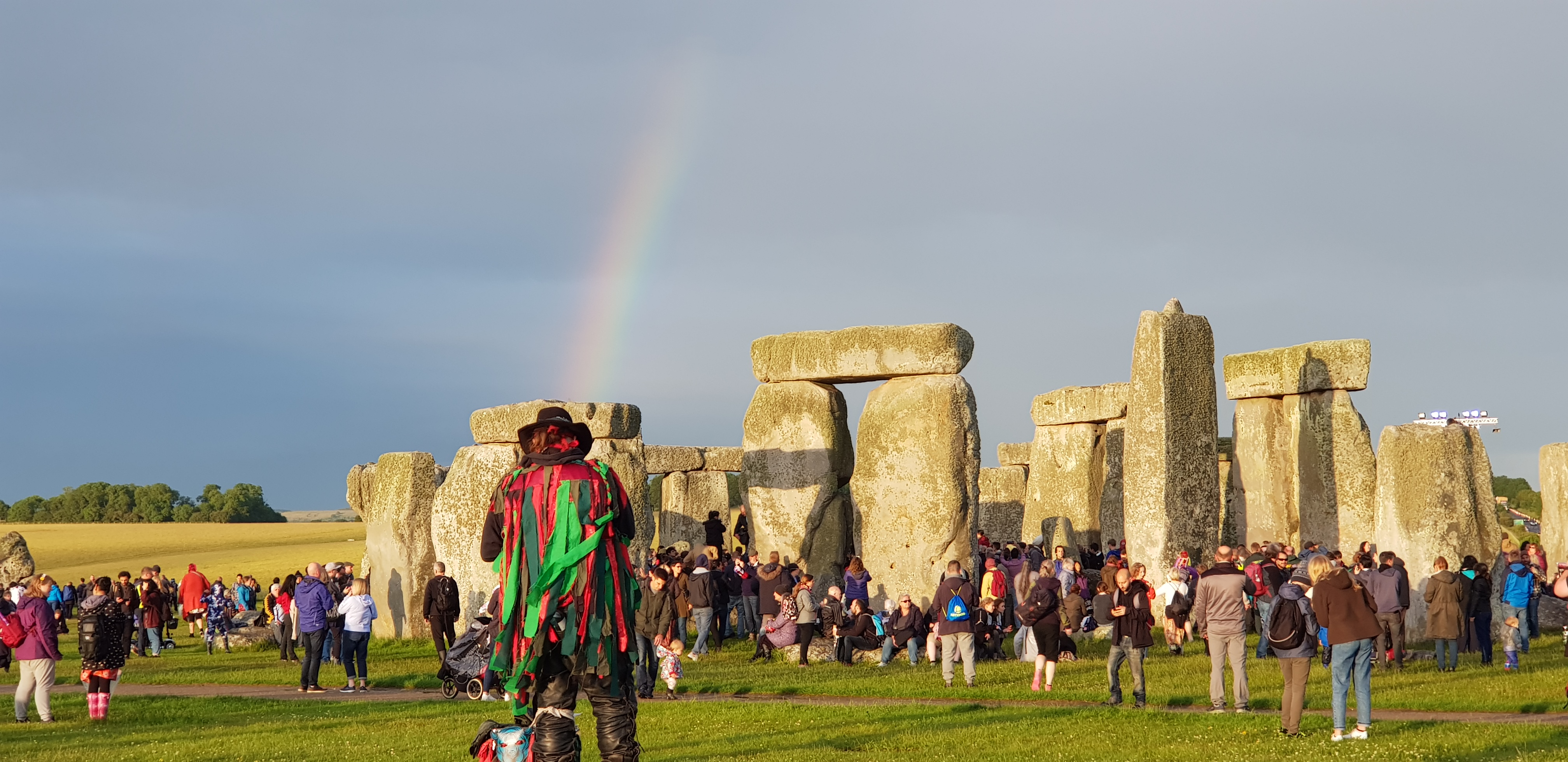 Thousands of people gathered to greet the sun as it rose over Stonehenge fo...