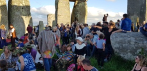 Stonehenge-Equinox-Solstice-open-access-pilgrims (22)
