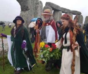 Stonehenge-Equinox-Solstice-open-access-pilgrims (32)