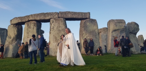 Stonehenge-Equinox-Solstice-open-access-pilgrims (64)